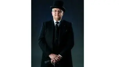 Funeral director ‘hangs up his top hat’ after 38 years