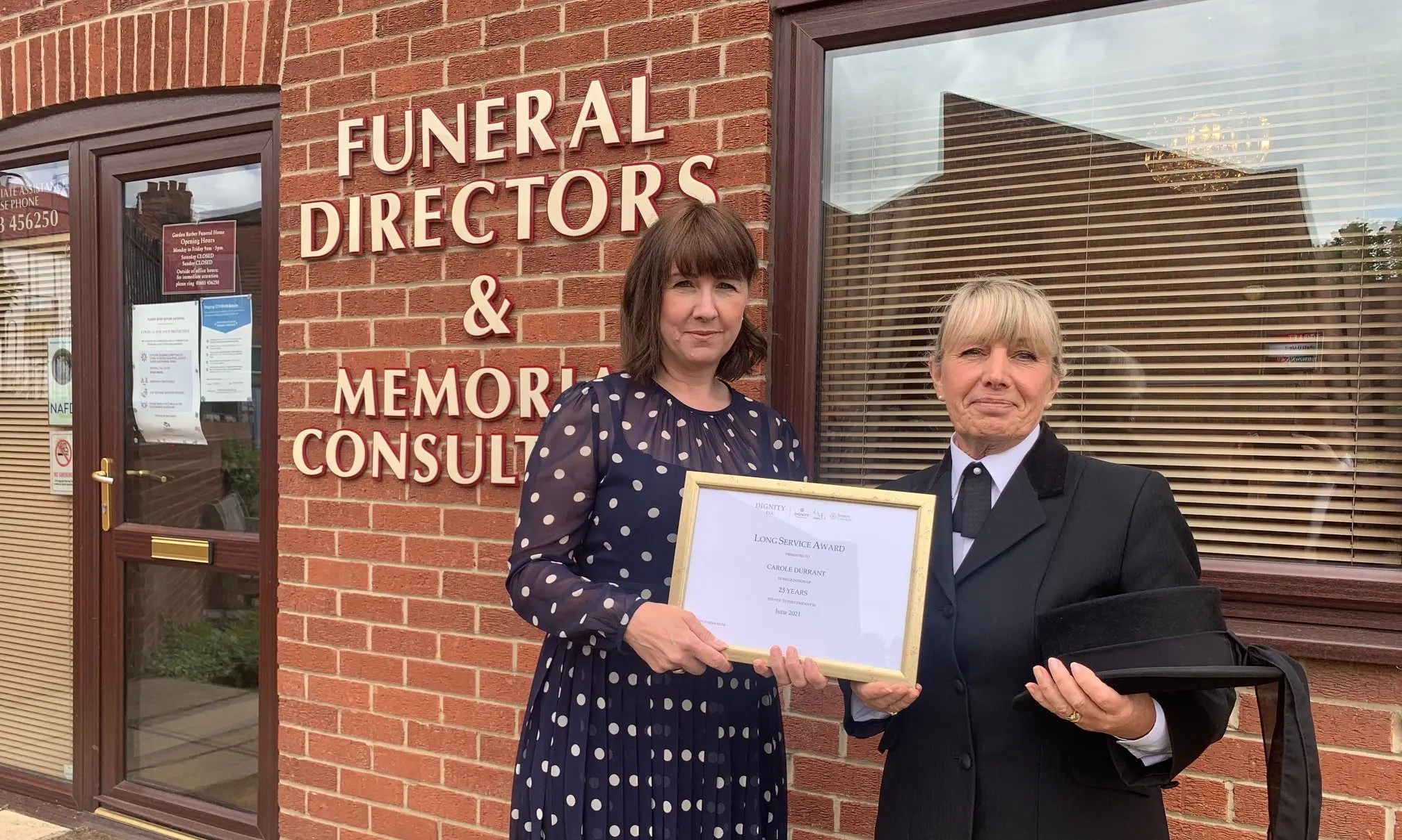 Gordon Barber awards employee for 25-year industry service