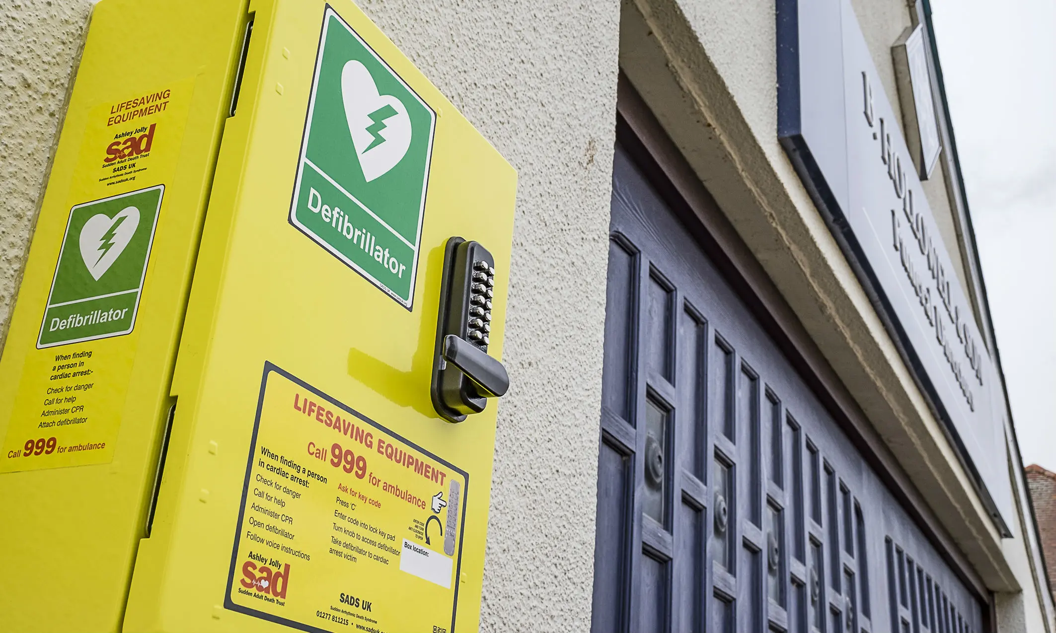 Hollowells provides community with defibrillator