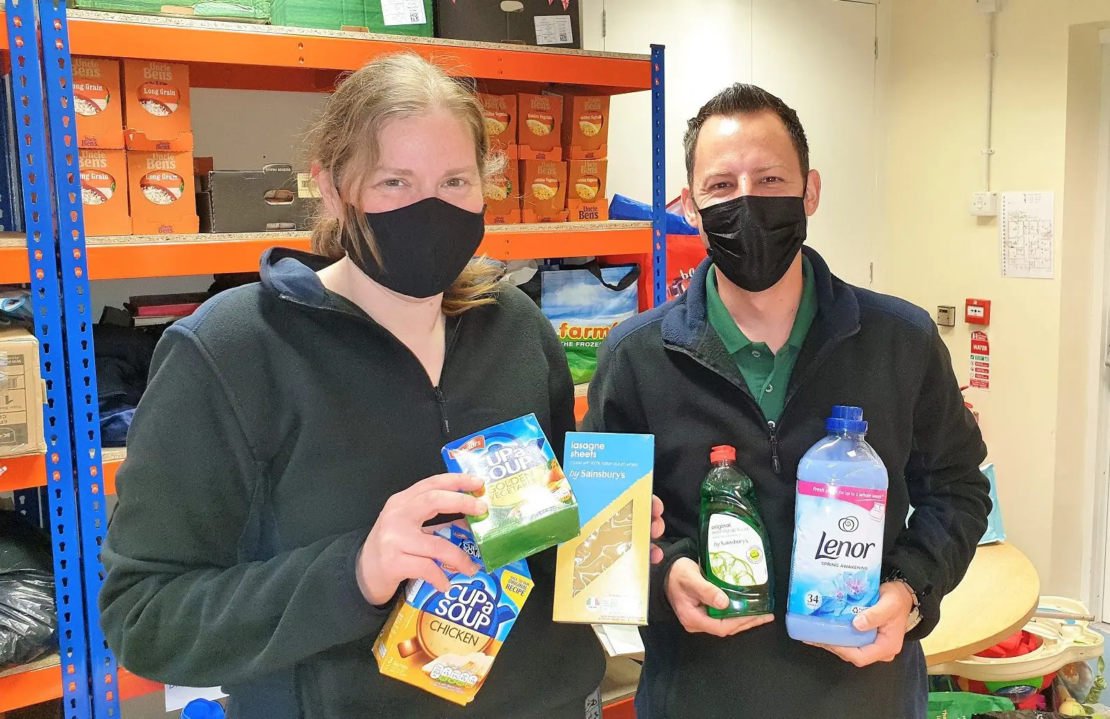 Gilliotts pays visit to local food bank amid £1,000 donation