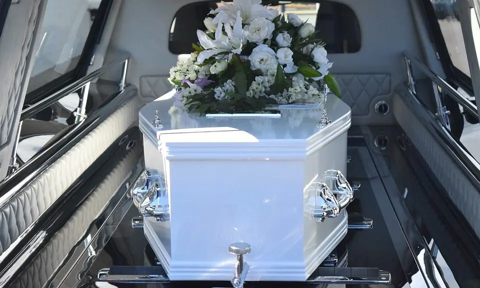 Average mourner borrows £1,700 to pay for loved one’s funeral costs