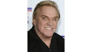 Funeral director offers to bury Freddie Starr for free