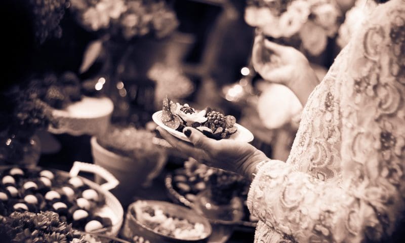 Real-life funeral-crasher takes tub of food from wake