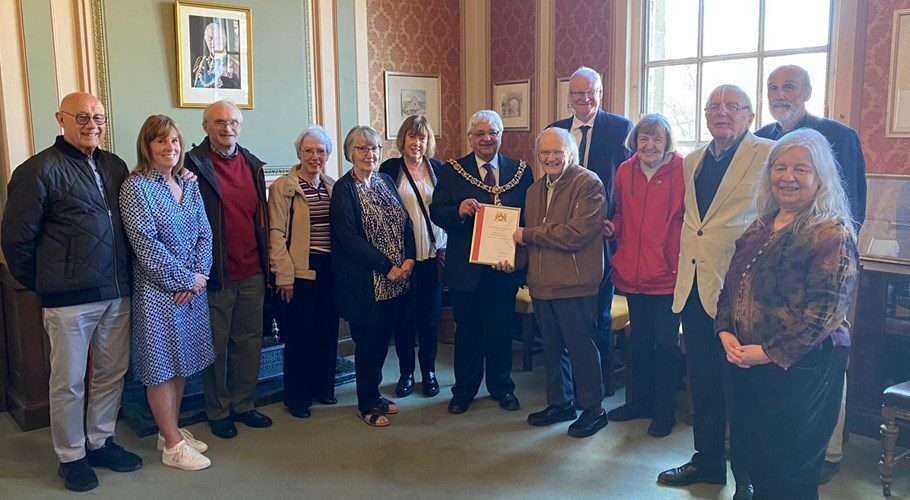 Friends of Welford Road Cemetery receive Honoured Citizen award